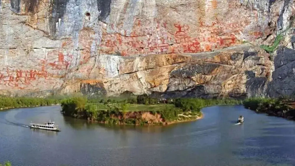 左江花山巖畫(huà).jpg