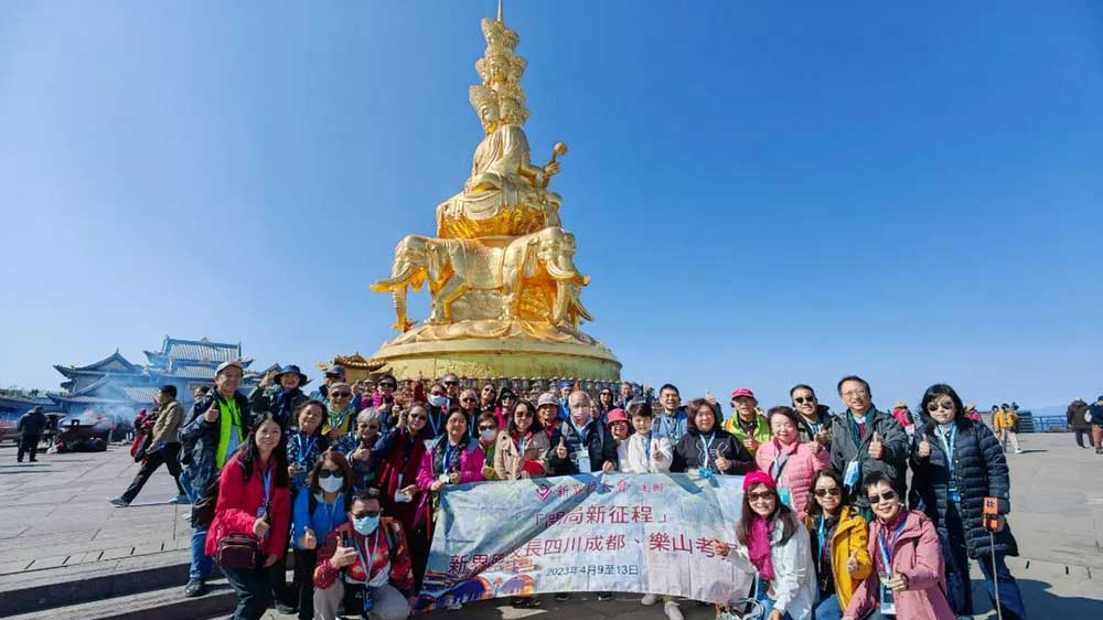香港新界校長會(huì)四川游學(xué)考察團(tuán)在峨眉山留影.jpg