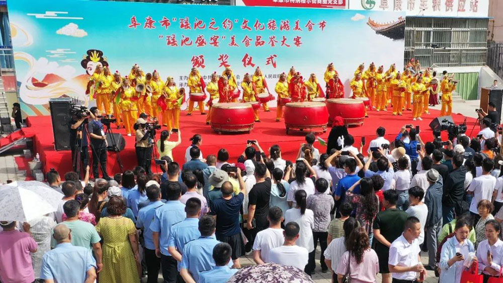 新疆：阜康首屆“瑤池之約”文化旅游美食節(jié)開幕，“美食+文旅”推動當(dāng)?shù)禺a(chǎn)業(yè)發(fā)展！