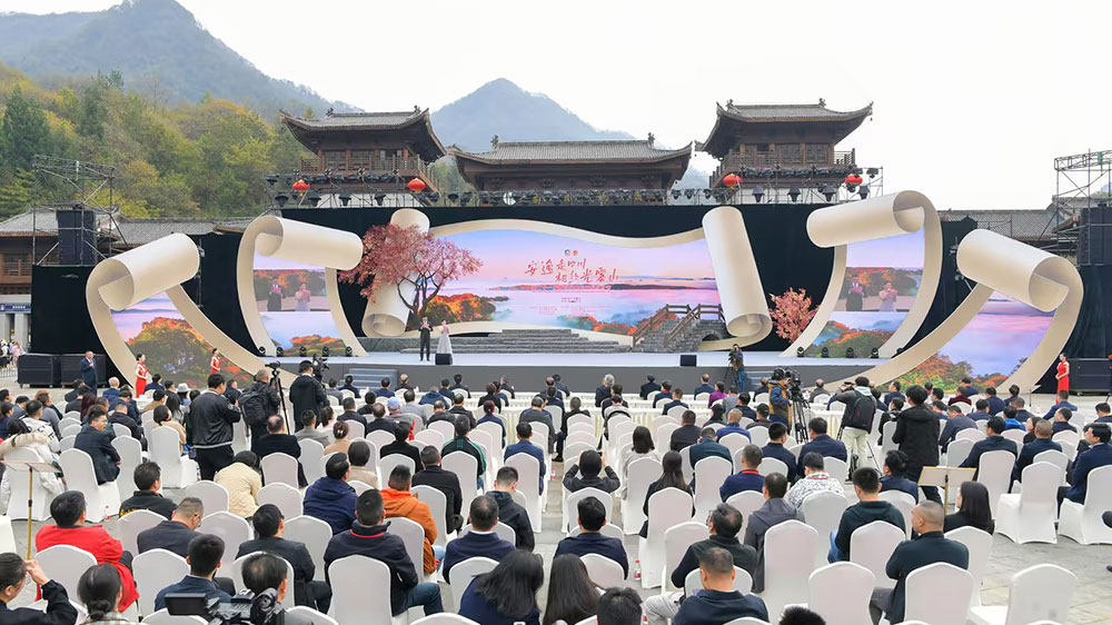 文旅：第二十一屆四川光霧山國(guó)際紅葉節(jié)開幕，持續(xù)擦亮“中國(guó)紅葉第一山”名片！